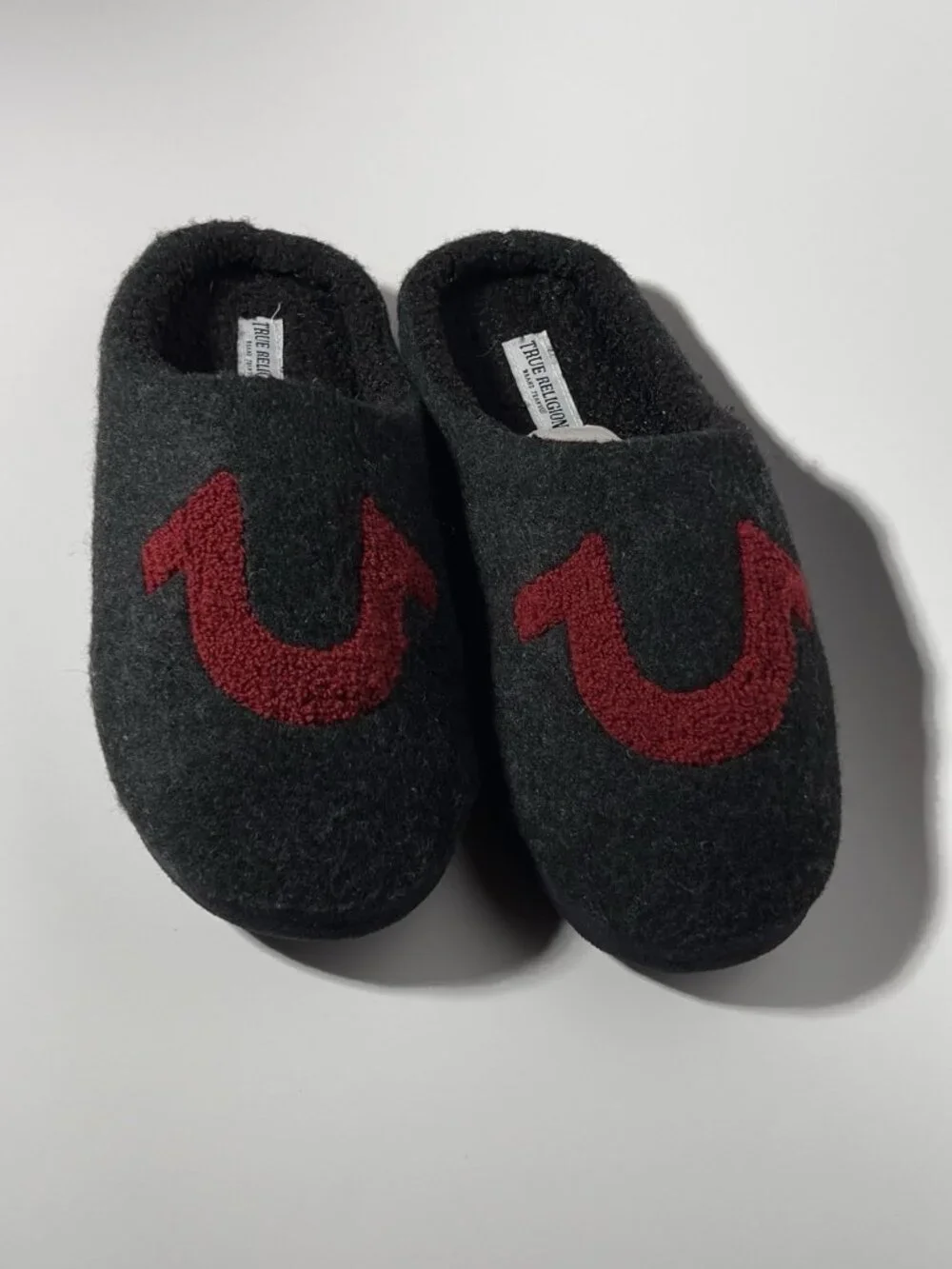 True Religion Men’s Gray Red Logo Faux Wool Clog Slippers Size M 9-10